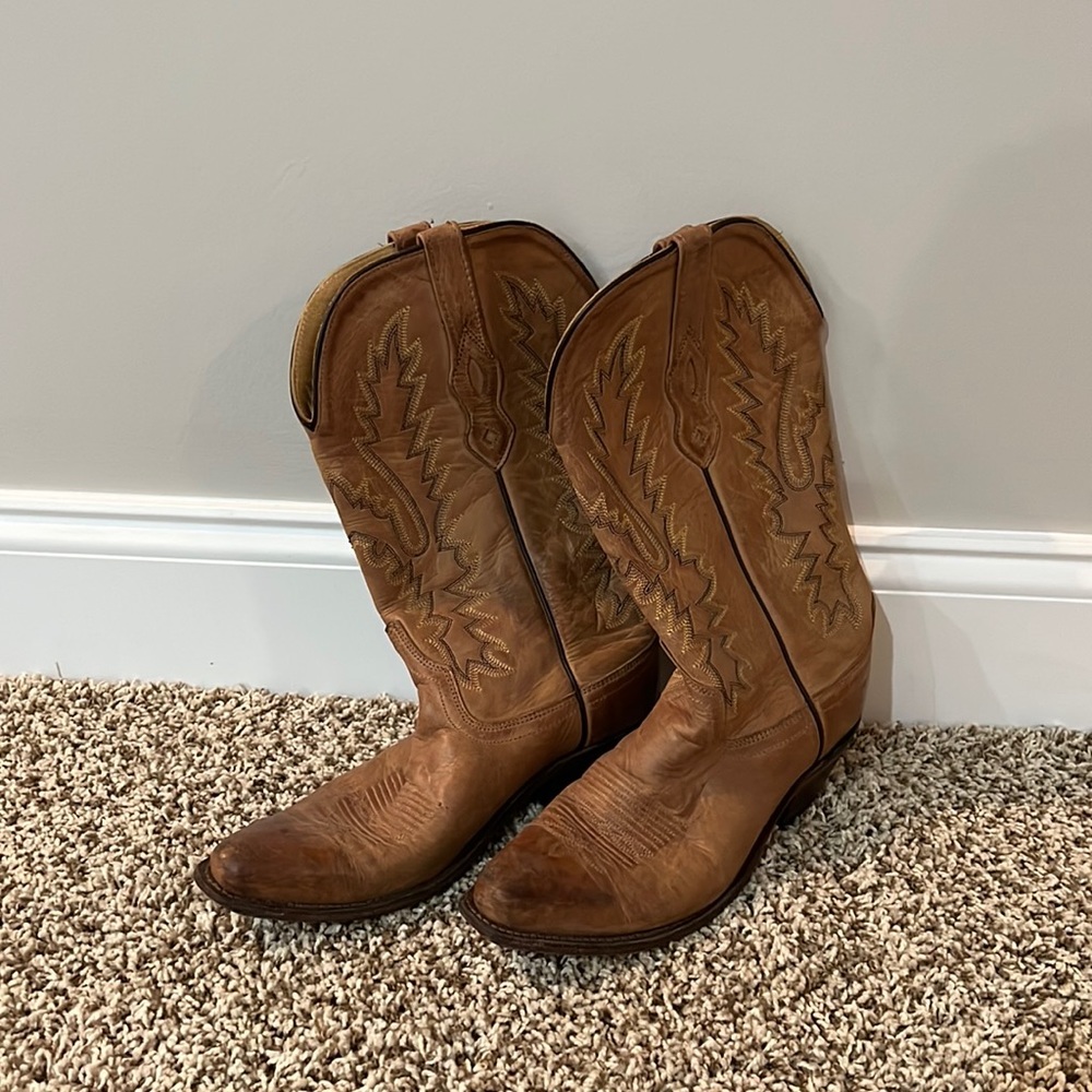 Tan gently worn women’s cowboy boots- real leather size 8